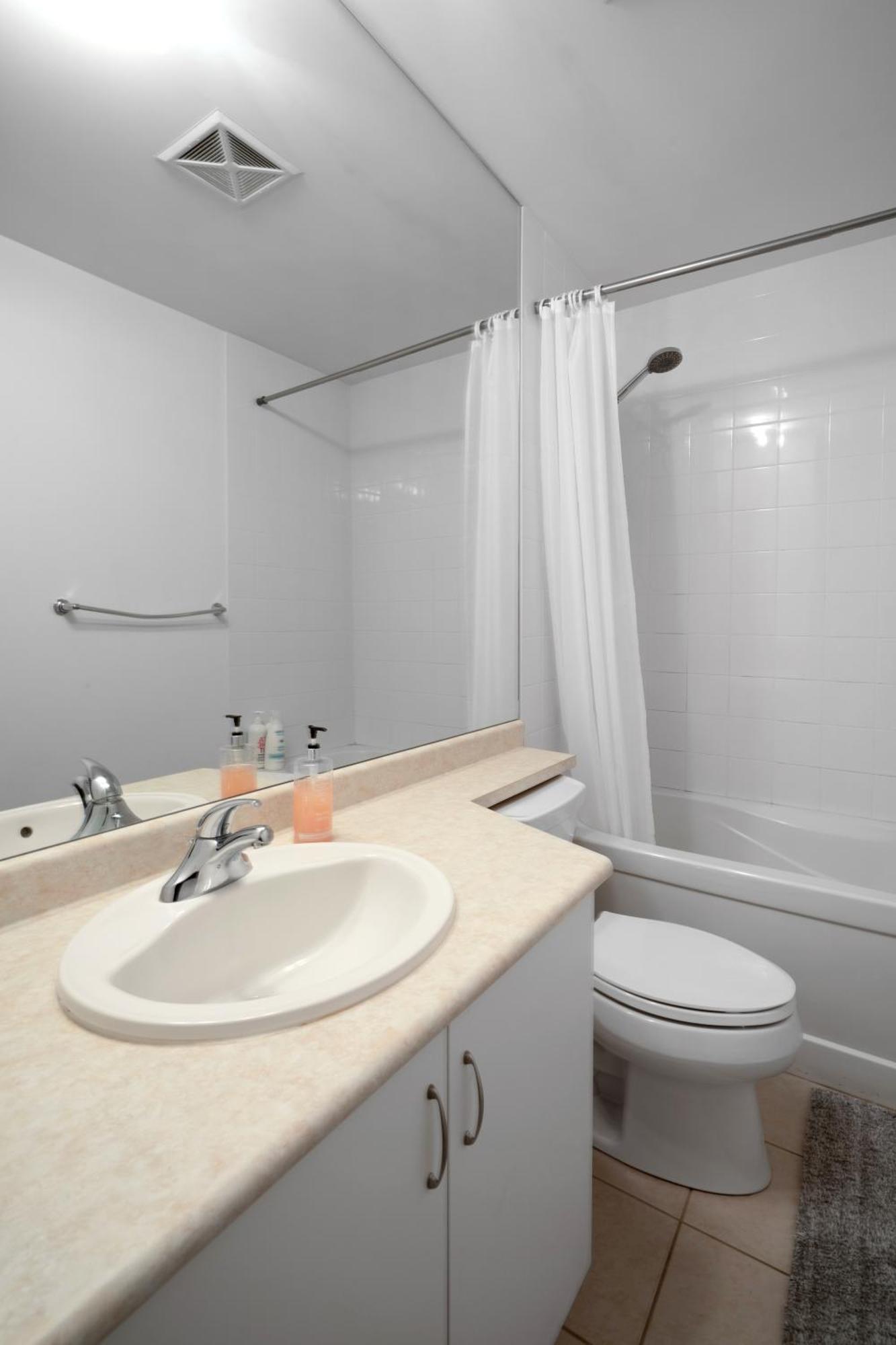 Downtown Toronto 1 Bdrm Condo With Parking And Views Exterior photo