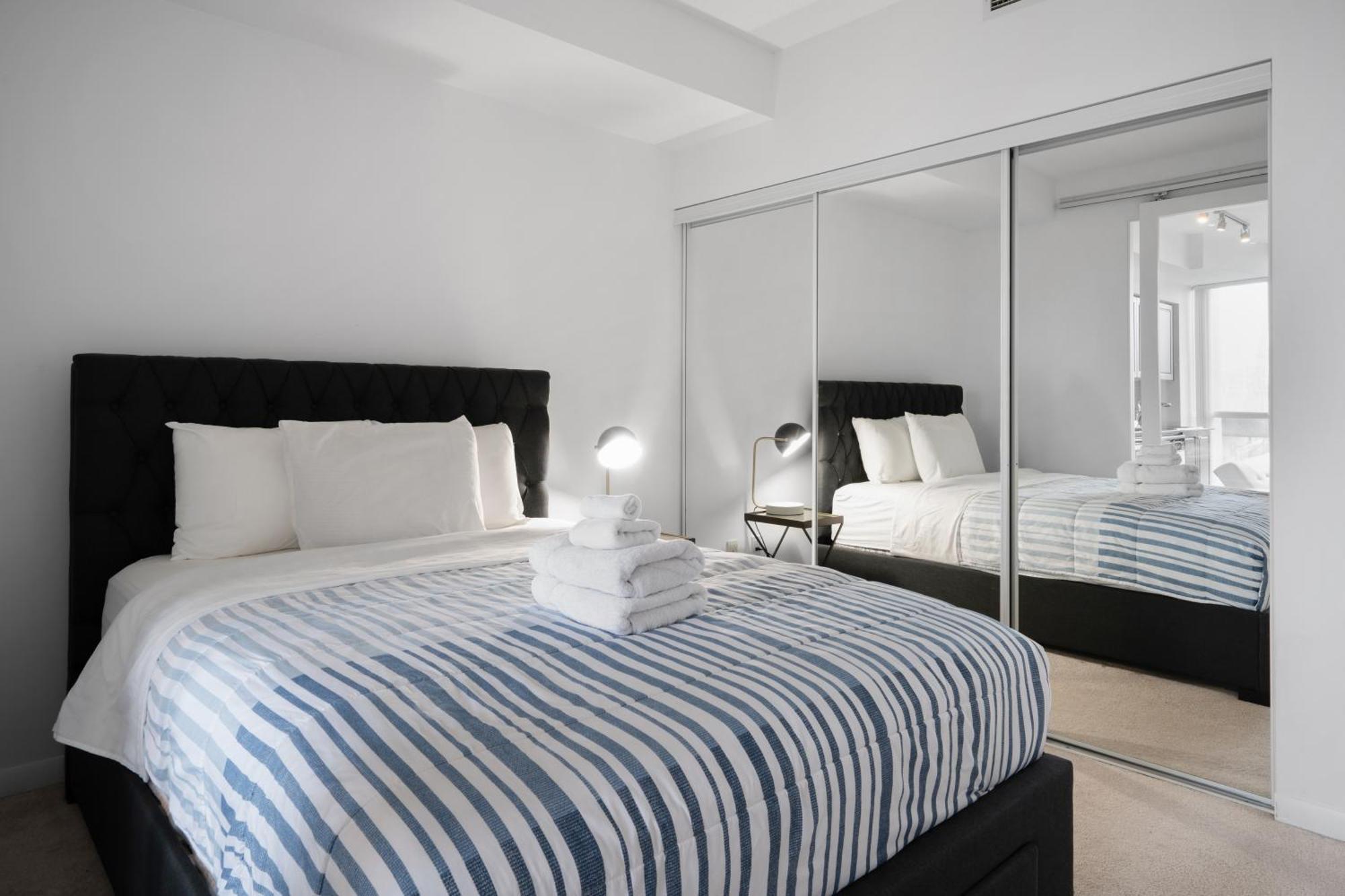 Downtown Toronto 1 Bdrm Condo With Parking And Views Exterior photo
